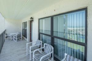 南帕诸岛Saida的阳台配有桌椅和窗户。