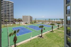 南帕诸岛Saida的享有两个棕榈树网球场的空中景致