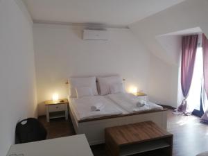 Kópháza勒旺达畔兹奥住宿加早餐旅馆的一间卧室配有带白色床单和枕头的床。