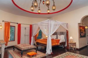 马林迪Hotel Villa Malindi的一间卧室配有一张带天蓬的床