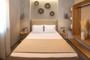 Agios Ioannis KaspakaCosta D' Ifesto的一间卧室配有一张大床和两张边桌