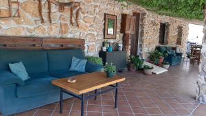 里奥帕尔Cibanto de las Maravillas的客厅配有蓝色的沙发和木桌