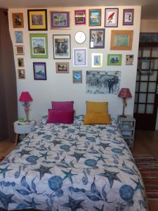 多维尔Chez Coco, 7 persons, triangle d'or的一间卧室配有一张床和一张图片墙