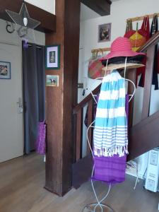 多维尔Chez Coco, 7 persons, triangle d'or的一间设有楼梯的房间,配有帽子和毛巾