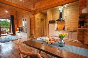 拉科维察Country Lodge Vuković的小木屋内的厨房配有桌子