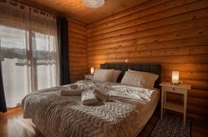 拉科维察Country Lodge Vuković的一间卧室配有一张木墙床