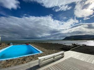 Birkimelur Móra guesthouse的海水旁海滩上的游泳池