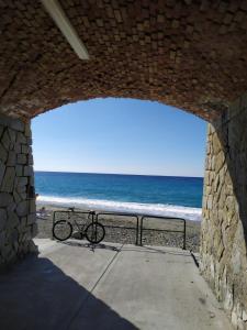 德瓦玛丽娜Rocce sul Mare的停在海滩附近的步行道上的自行车