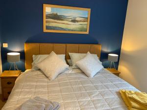 Withens Way Holiday Cottage, 2 Bedrooms, Haworth客房内的一张或多张床位