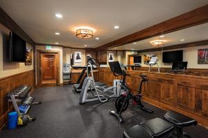 杰克逊杰克逊霍尔怀俄明州酒店的一间设有健身房的房间,里面设有健身器材