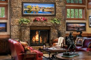 杰克逊杰克逊霍尔怀俄明州酒店的客厅设有壁炉和石墙