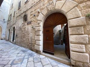 焦维纳佐Palazzo Morola XIV century的石头建筑的入口,带有木门