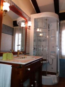 CamañasSierra Palomera的带淋浴和盥洗盆的浴室