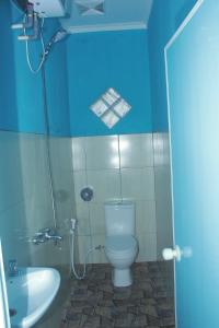 Tepus奥曼哈桑丹克民宿的蓝色的浴室设有卫生间和水槽