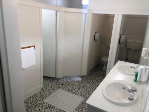 彭古因快乐背包客酒店的一间带水槽和卫生间的浴室