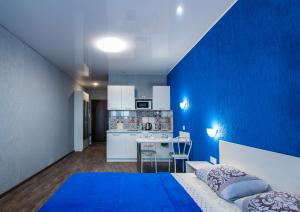 巴尔瑙尔22-HOTEL的蓝色客房 - 带床和厨房