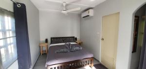 拉迈Green Canyon Resort的一间卧室配有一张带吊扇的床