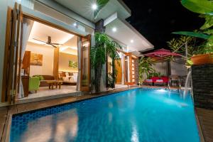 珍南海滩Maneh Villa Langkawi - Private Pool的游泳池,位于带客厅的房屋内