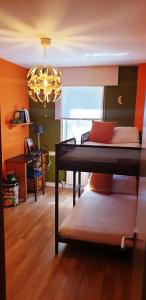 萨达Sada Vacaciones的一间卧室配有一张带吊灯的床和一张书桌。