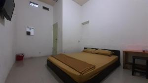 贝克西Rumah Rahman Syari'ah的一间卧室配有一张床和一张桌子
