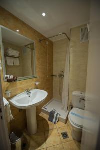 皮尔戈斯奥林波斯酒店的一间带水槽、卫生间和镜子的浴室