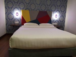 W Hotel Cemerlang客房内的一张或多张床位