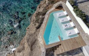 纳克索乔拉Iliada Suites的享有游泳池和大海的顶部景致