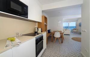 科洛尼亚圣霍尔迪BLAU Apartamento en Cala Galiota con vistas al mar的厨房和客厅,享有海景