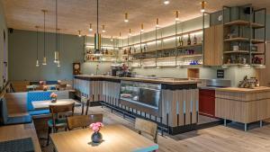 BrixenHotel Villa Mayr Rooms & Suites的餐厅设有酒吧和桌椅
