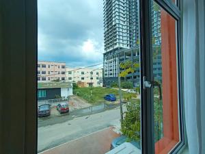 哥打巴鲁W Hotel Cemerlang的从窗户可欣赏到城市街道的景色