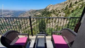 卜舍里里奥格轮酒店的山景阳台,配有两把椅子