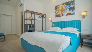 布拉索夫Zoom Rooms的一间卧室配有蓝色的床和蓝色的床头板