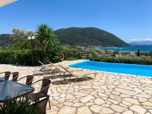 PóndiAegli的一个带椅子的庭院和一个享有海景的游泳池