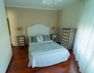 庞特维德拉HyP - LA CASA DE LAS HORTENSIAS的一间卧室配有床和2个床头柜