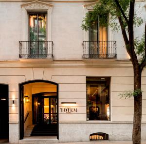 马德里TÓTEM Madrid, a Small Luxury Hotel of the World的树屋前的商店