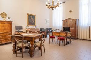 阿尔巴Il Seminario的客厅设有餐桌和椅子