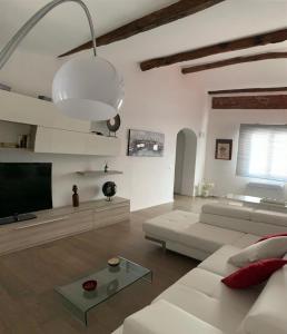 斯培西亚Ca' del Grillo的客厅配有白色沙发和平面电视。