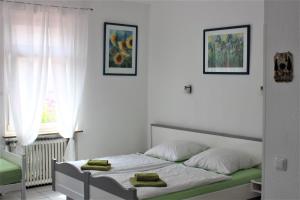 美因河畔法兰克福Hotel zur Post Schwanheim的一间卧室配有一张床,上面有两条毛巾