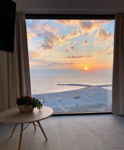 康斯坦察Maritimo Luxury ApartHotel的客房设有海景大窗户。