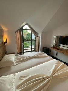 凯麦尔MİYAS LUXURY HOTEL的带窗户的客房内的两张床