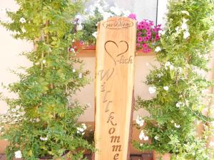 利希特瑙兰德加斯托布鲁姆旅馆的说爱是战场的木头标志