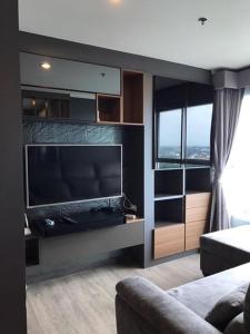 乔木提恩海滩Stunning Seaview Suite的客厅配有大屏幕平面电视