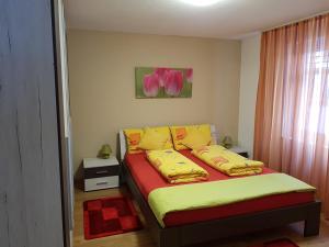 穆奥塔塔尔Casa Mila的一间卧室配有一张黄色和红色床单的床