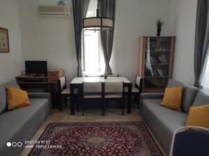 贝特莱切姆哈格利利特穆尔哈亚尔乡村民宿的客厅配有两张沙发、一张桌子和一张书桌。