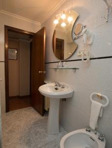 科森泰纳奥东河酒店的一间带水槽、镜子和卫生间的浴室