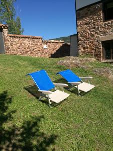 仕格莱Casa Soleta Ezcaray的两把蓝白椅子坐在草地上