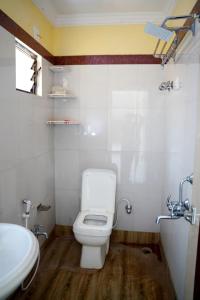 迪卡Hotel Royal Sunview的浴室配有白色卫生间和盥洗盆。