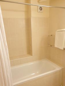 查塔姆St George Hotel Rochester-Chatham的带淋浴的浴室配有白色浴缸。