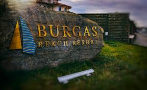 布尔加斯Burgas Beach Resort Apartments的岩石上海滩度假胜地的标志