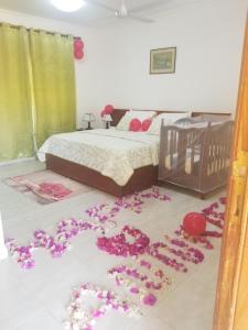 AmpeniCharlestina Beach Resort的卧室配有一张床,地板上种有鲜花
